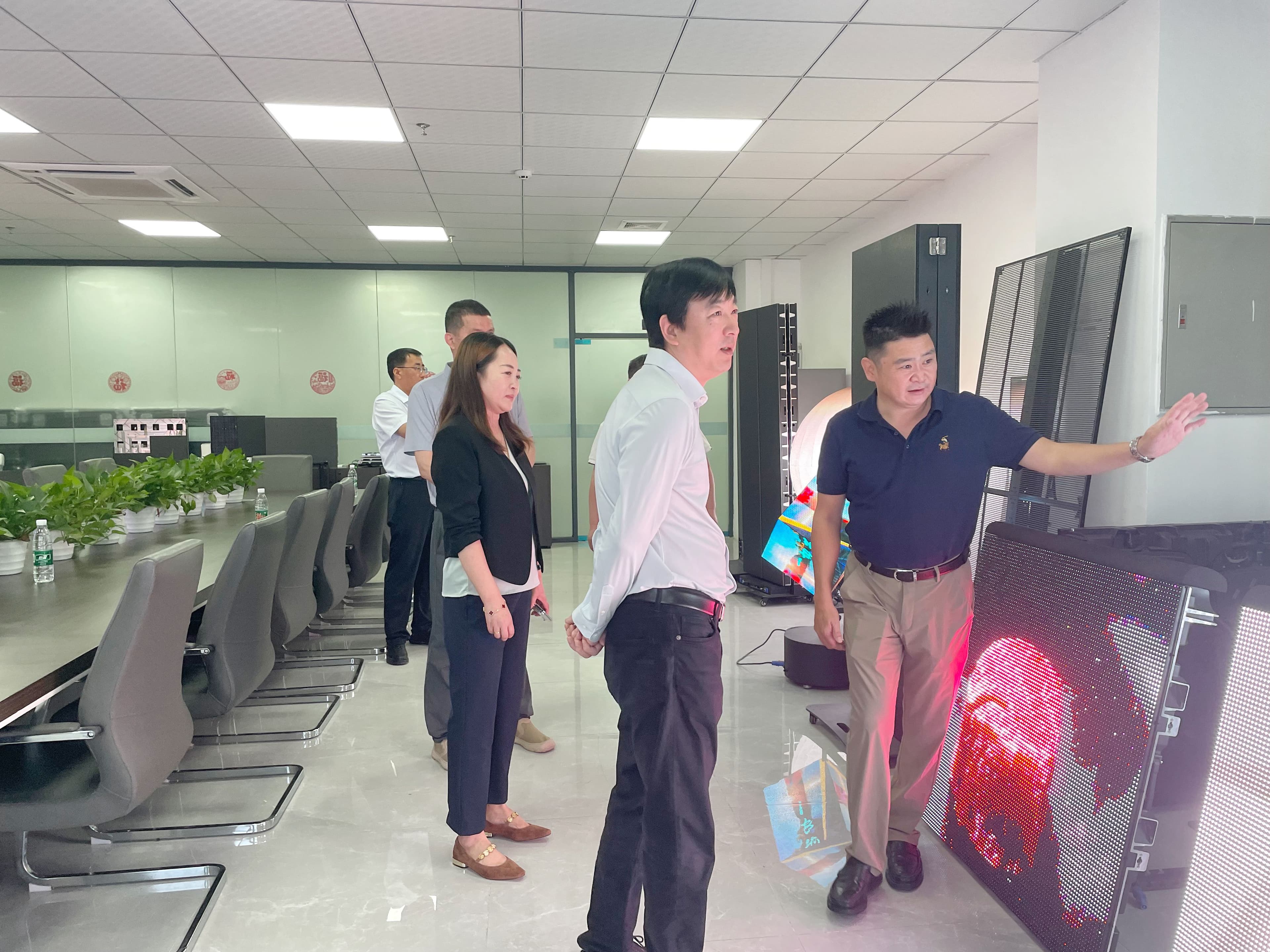 ¡Ye Shengqiang, secretario del Comité del Partido del condado de Long, en Shaanxi, y su delegación visitaron Aorui Optoelectrónica para realizar una inspección sobre el terreno y ofrecer orientación!